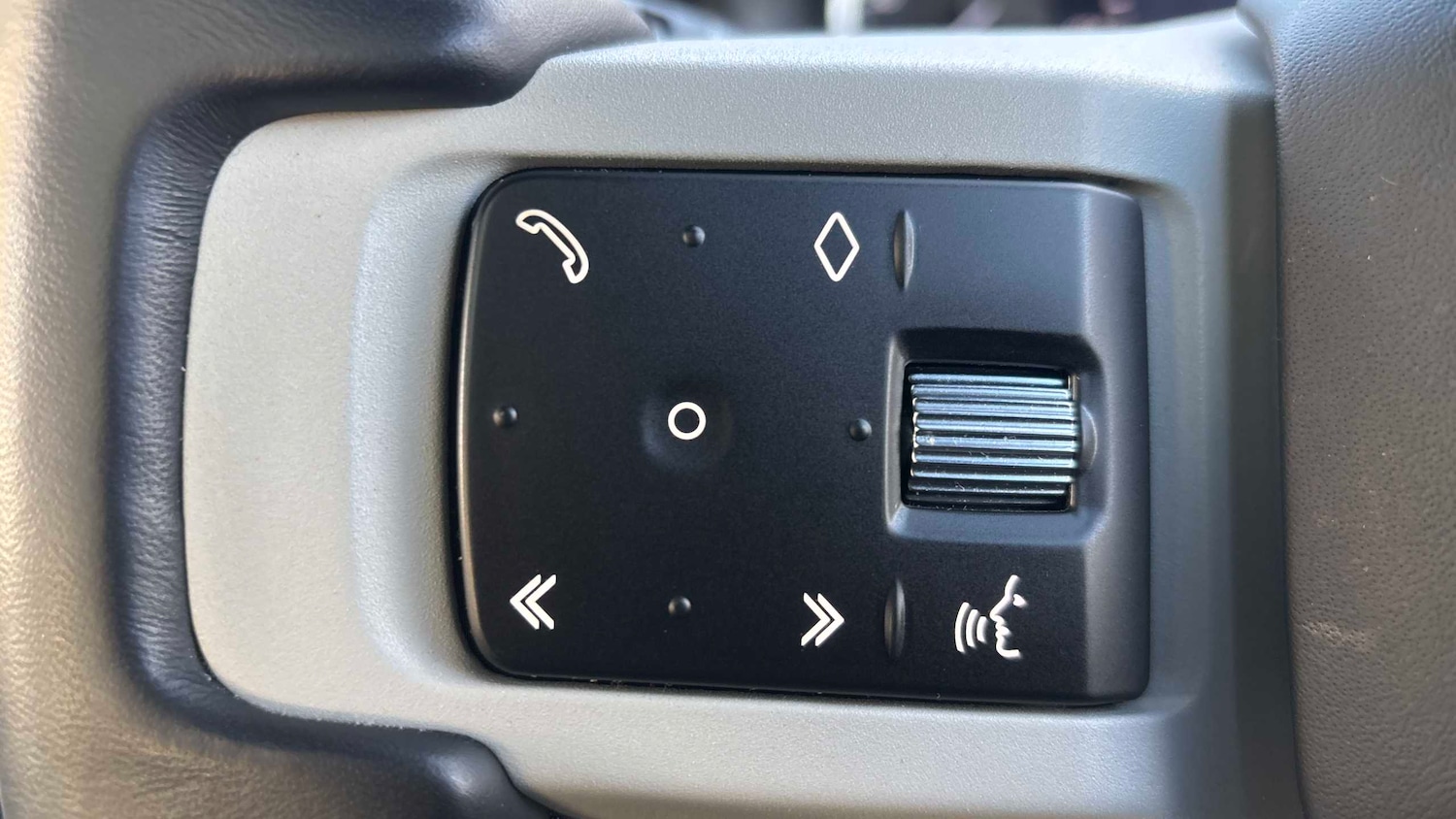 Used Land Rover Defender 2023 for sale - 76692138: Photo 24