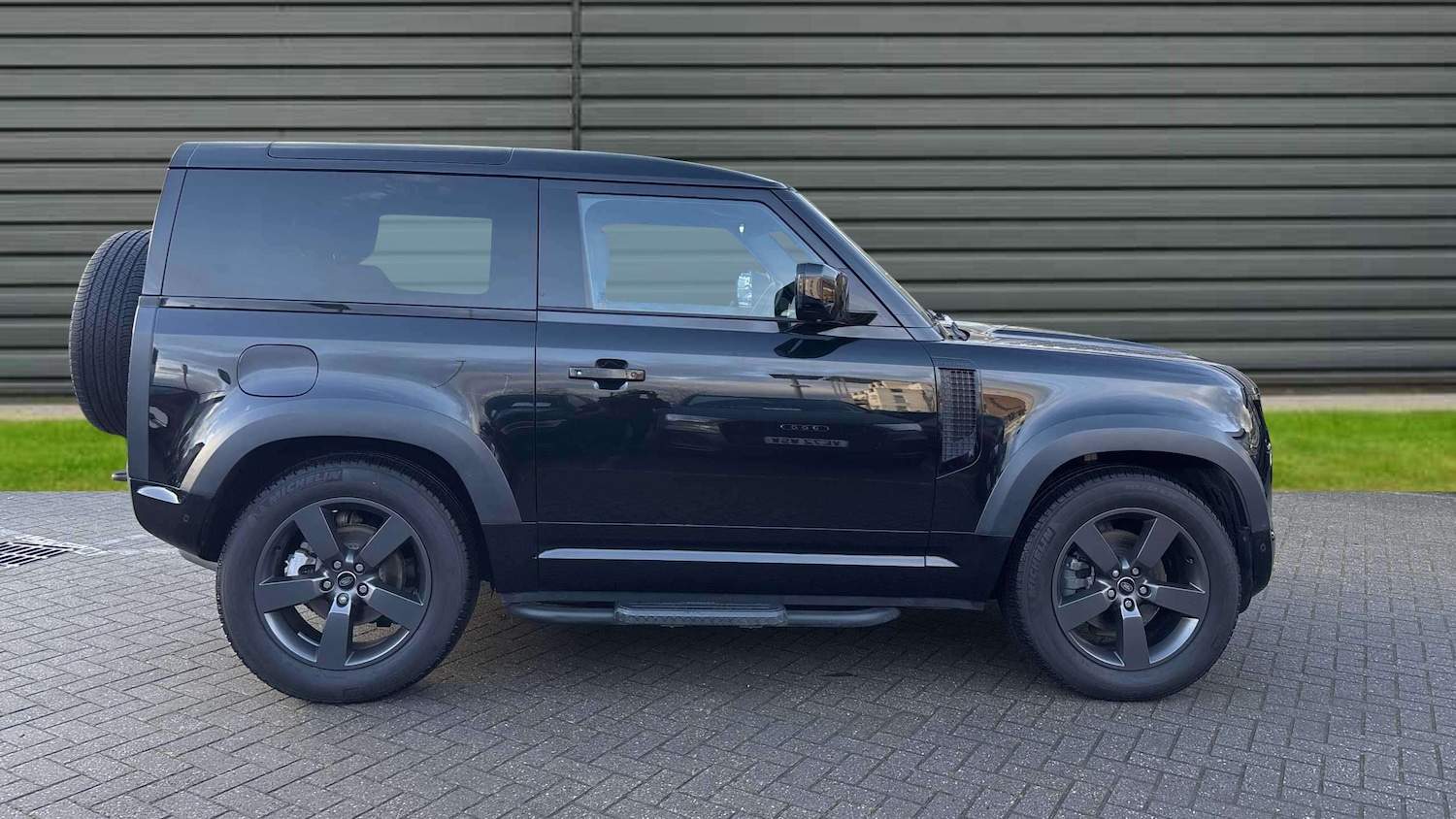 Used Land Rover Defender 2023 for sale - 76692138: Photo 4