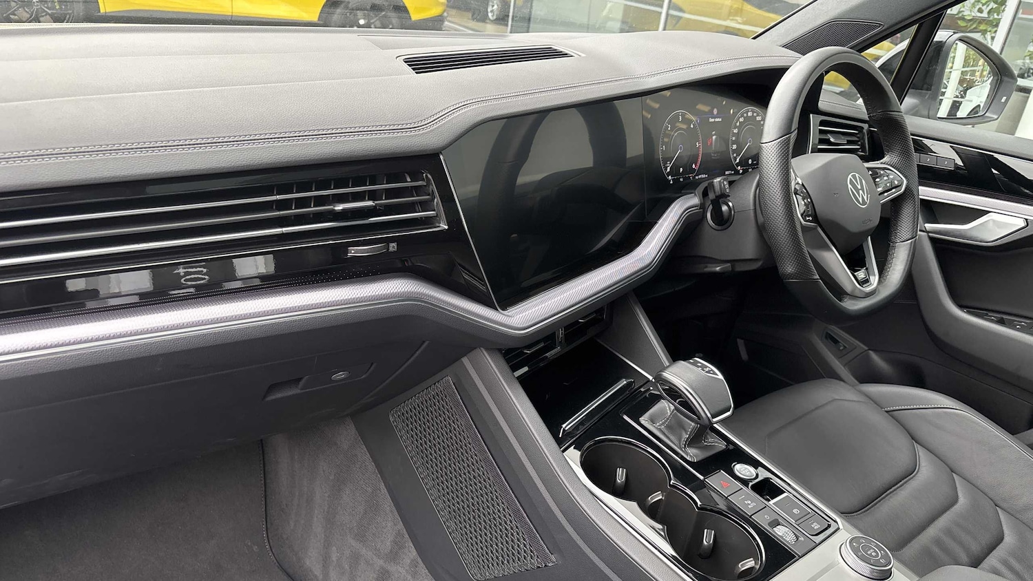 Used Volkswagen Touareg 2023 for sale - 76205267: Photo 2