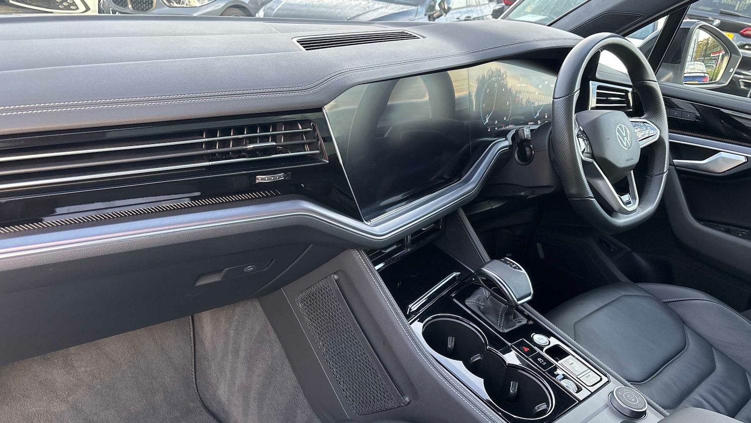 Used Volkswagen Touareg 2023 for sale - 76475842: Photo 2