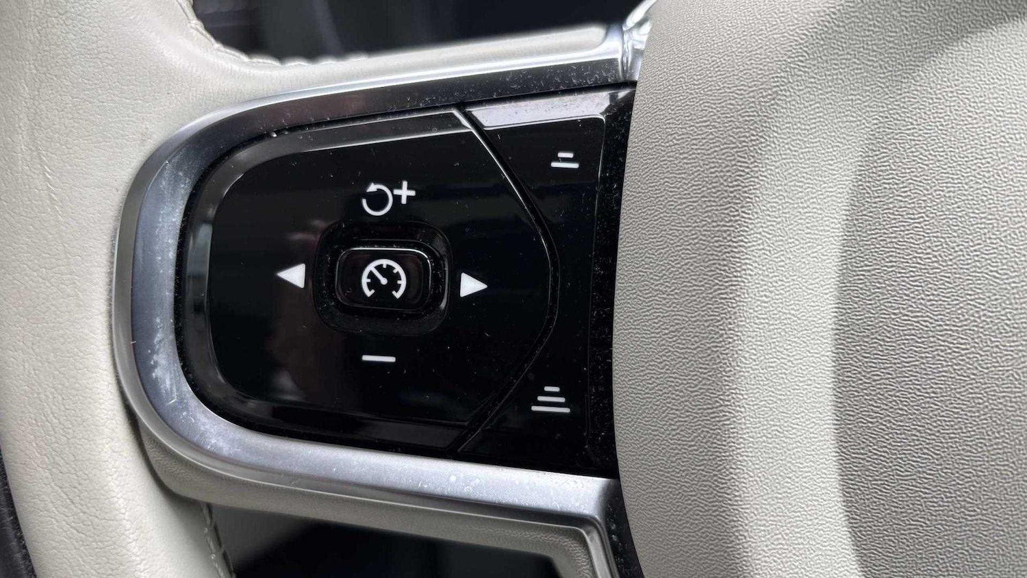 Used Volvo XC60 2023 for sale - 77112459: Photo 24