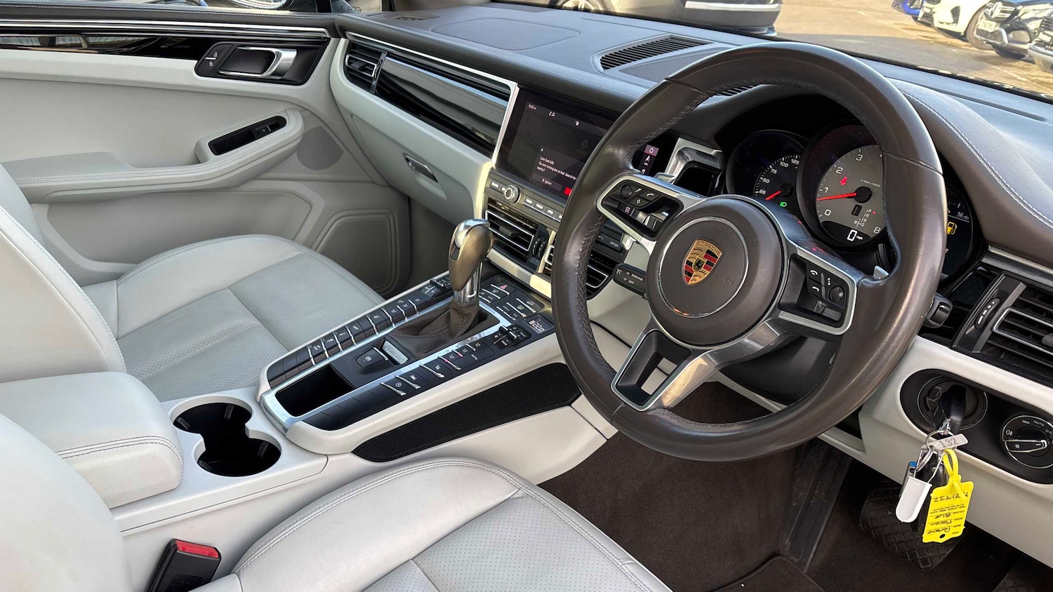 Used Porsche Macan 2021 for sale - 76842888: Photo 2