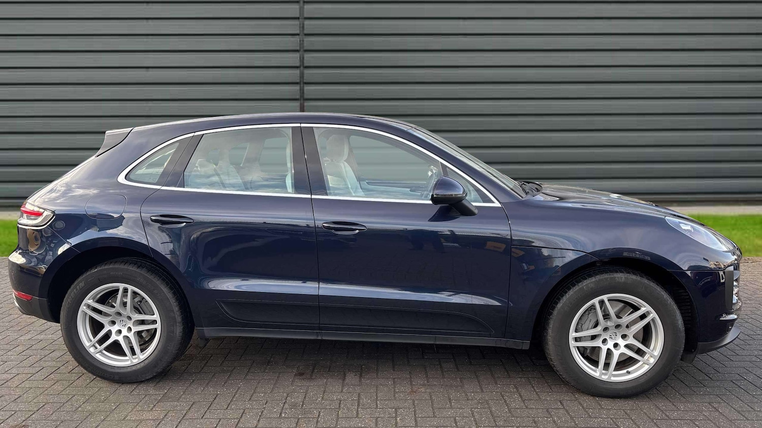 Used Porsche Macan 2021 for sale - 76842888: Photo 4