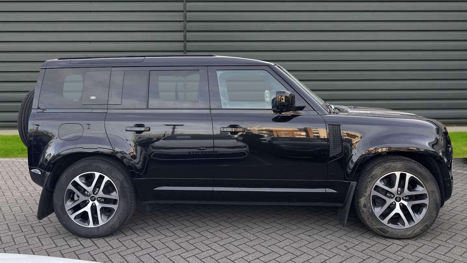 Used Land Rover Defender 2021 for sale - 76564428: Photo 4