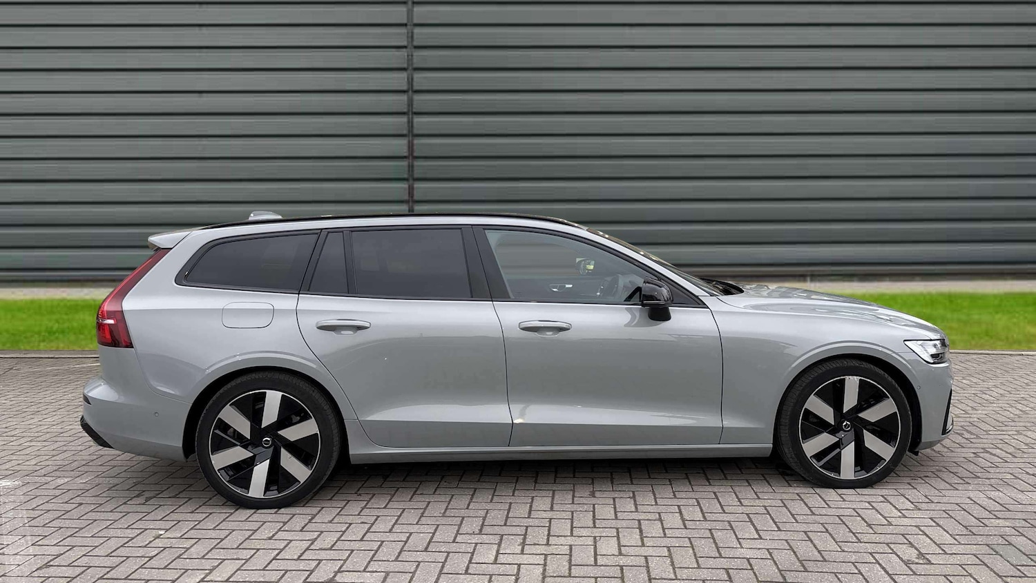 Used Volvo V60 2023 for sale - 77308436: Photo 4