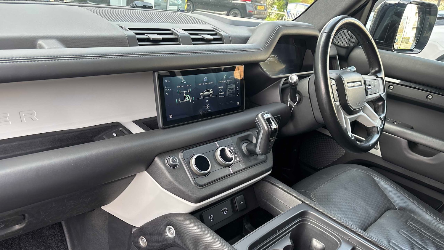 Used Land Rover Defender 2021 for sale - 77686636: Photo 2