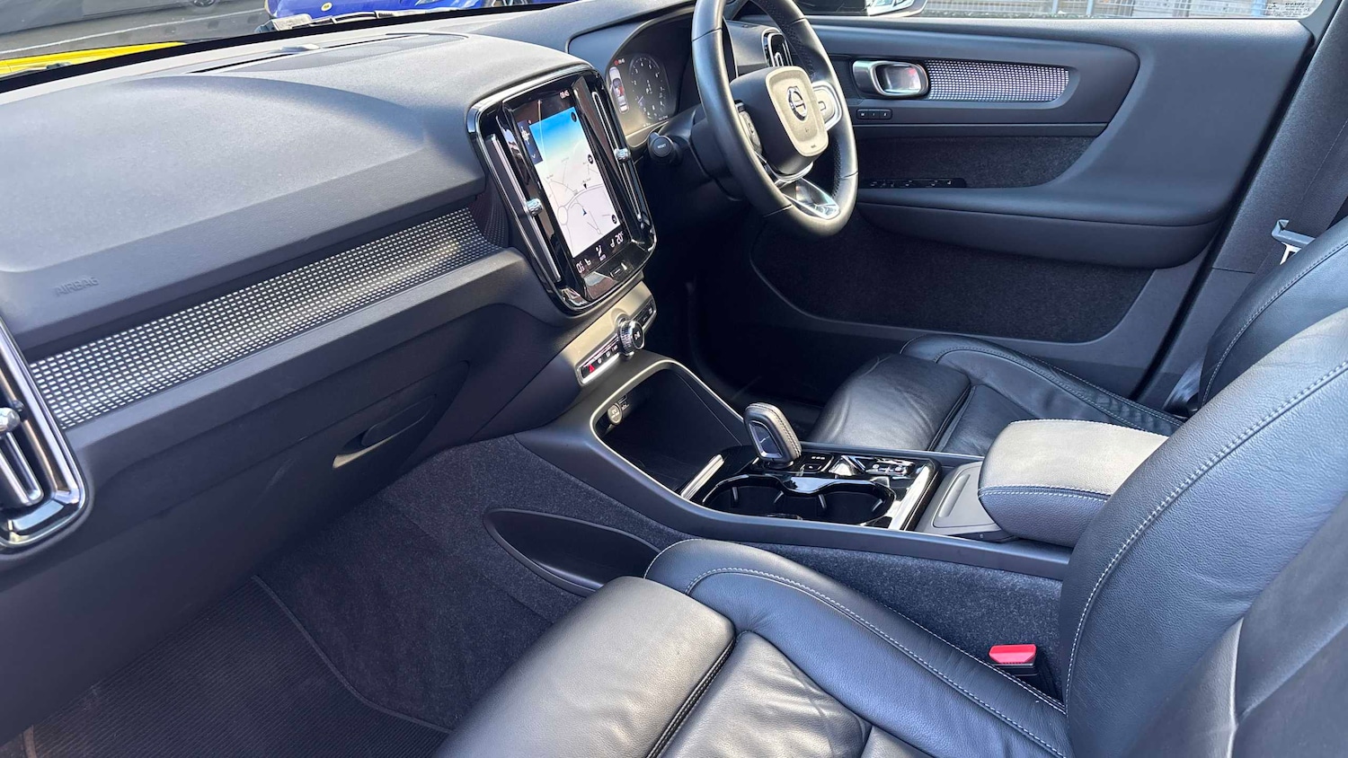 Used Volvo XC40 2021 for sale - 76442421: Photo 2