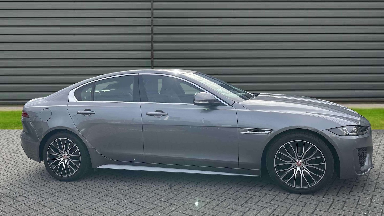Used Jaguar XE 2019 for sale - 76488137: Photo 4