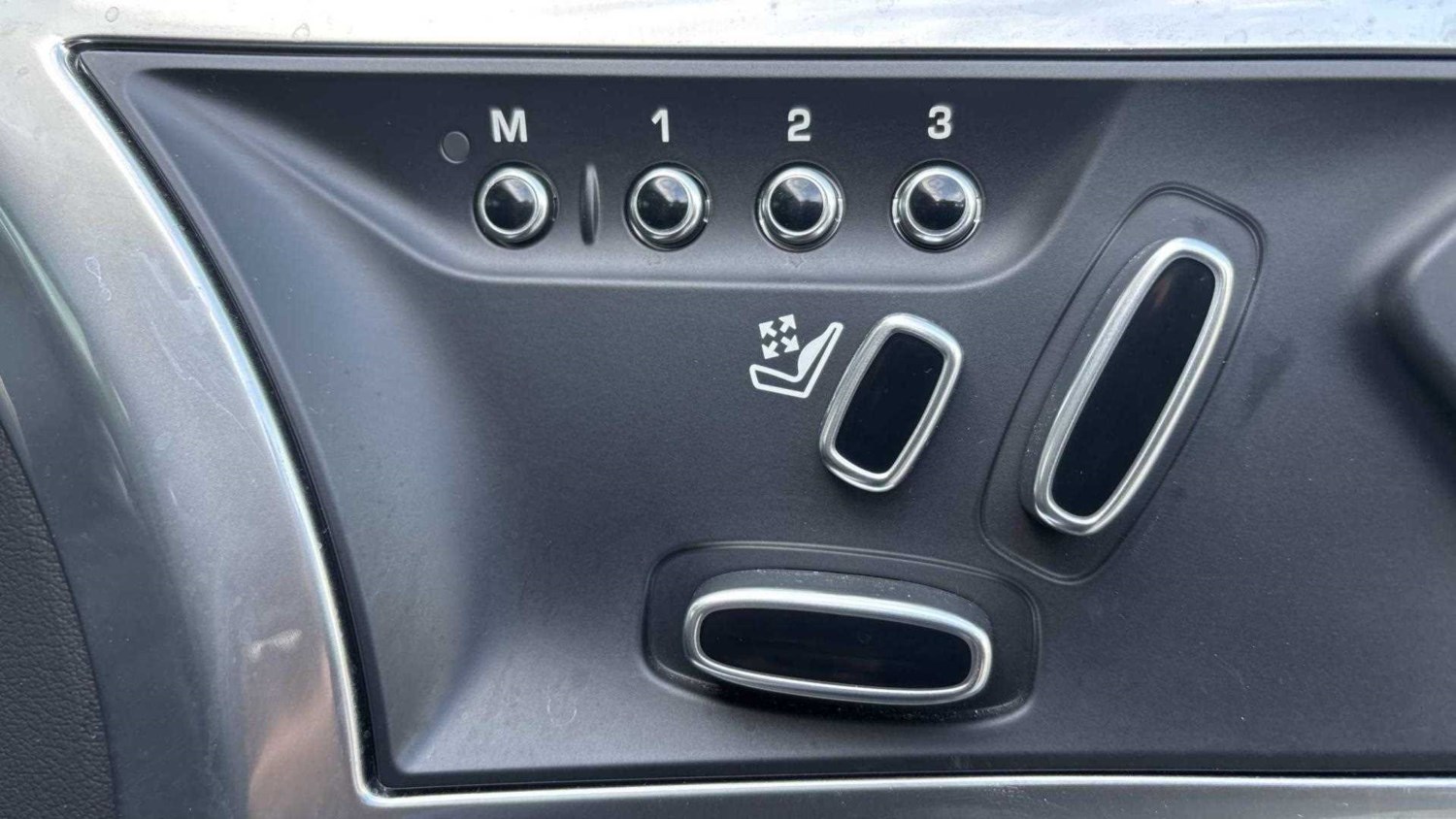 2020 Jaguar F-Type 5.0 P450 Supercharged V8 R-Dynamic 2dr Auto AWD Coupe Petrol - Picture 19 of 24