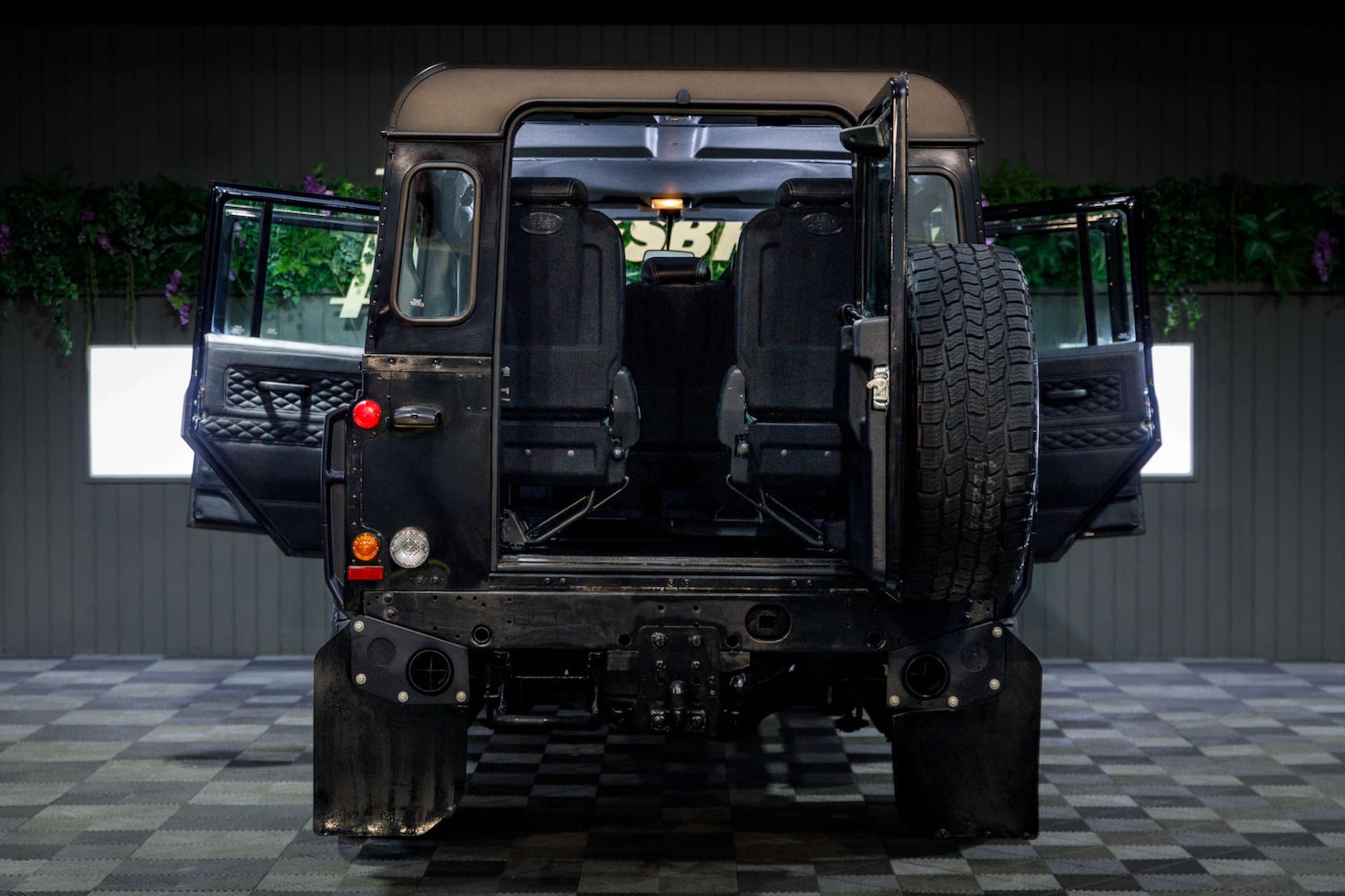 Used Land Rover Defender 110 2015 for sale - 77850588: Photo 26