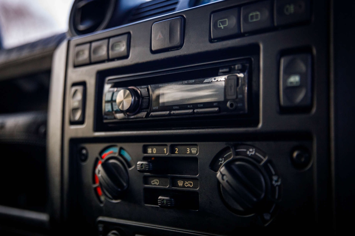 Used Land Rover Defender 110 2015 for sale - 77850588: Photo 30