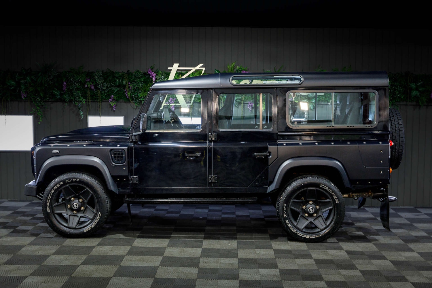 Used Land Rover Defender 110 2015 for sale - 77850588: Photo 38