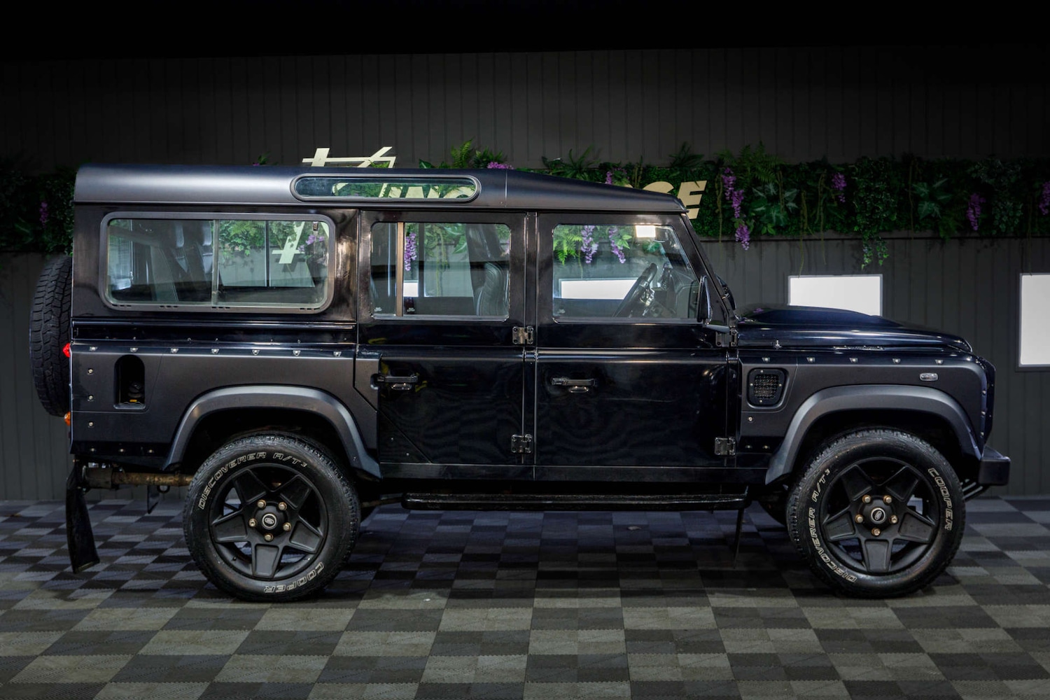 Used Land Rover Defender 110 2015 for sale - 77850588: Photo 45