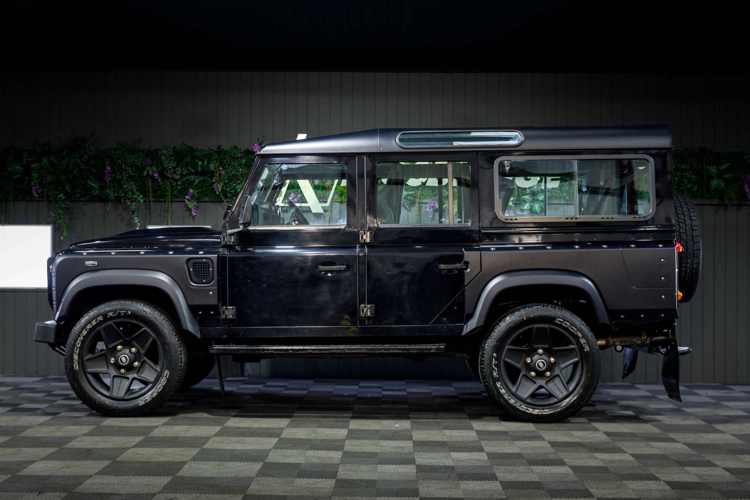 Used Land Rover Defender 110 2015 for sale - 77850588: Photo 5