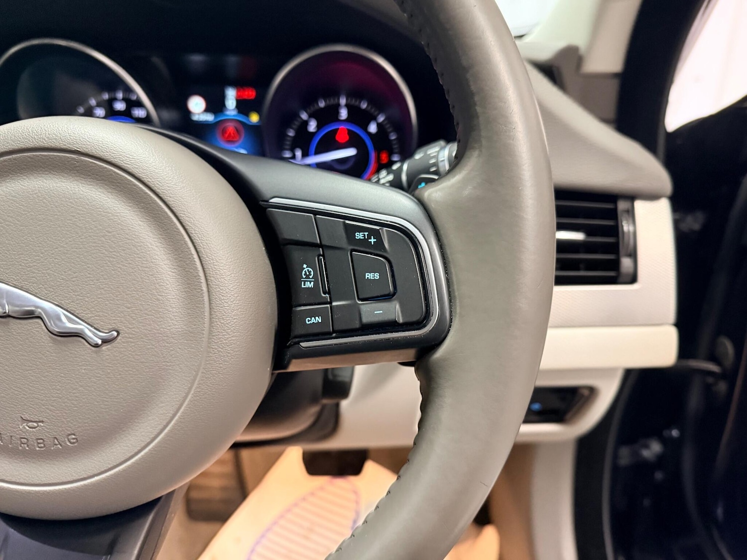 Used Jaguar XF 2016 for sale - 77191274: Photo 23