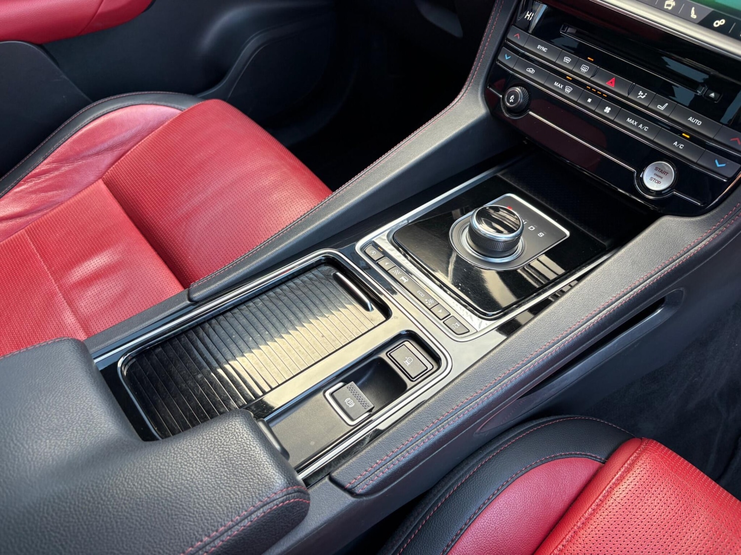 Used Jaguar F-Pace 2016 for sale - 76898366: Photo 15