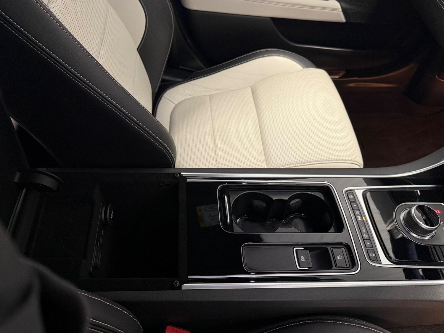 Used Jaguar XE 2018 for sale - 76772123: Photo 31