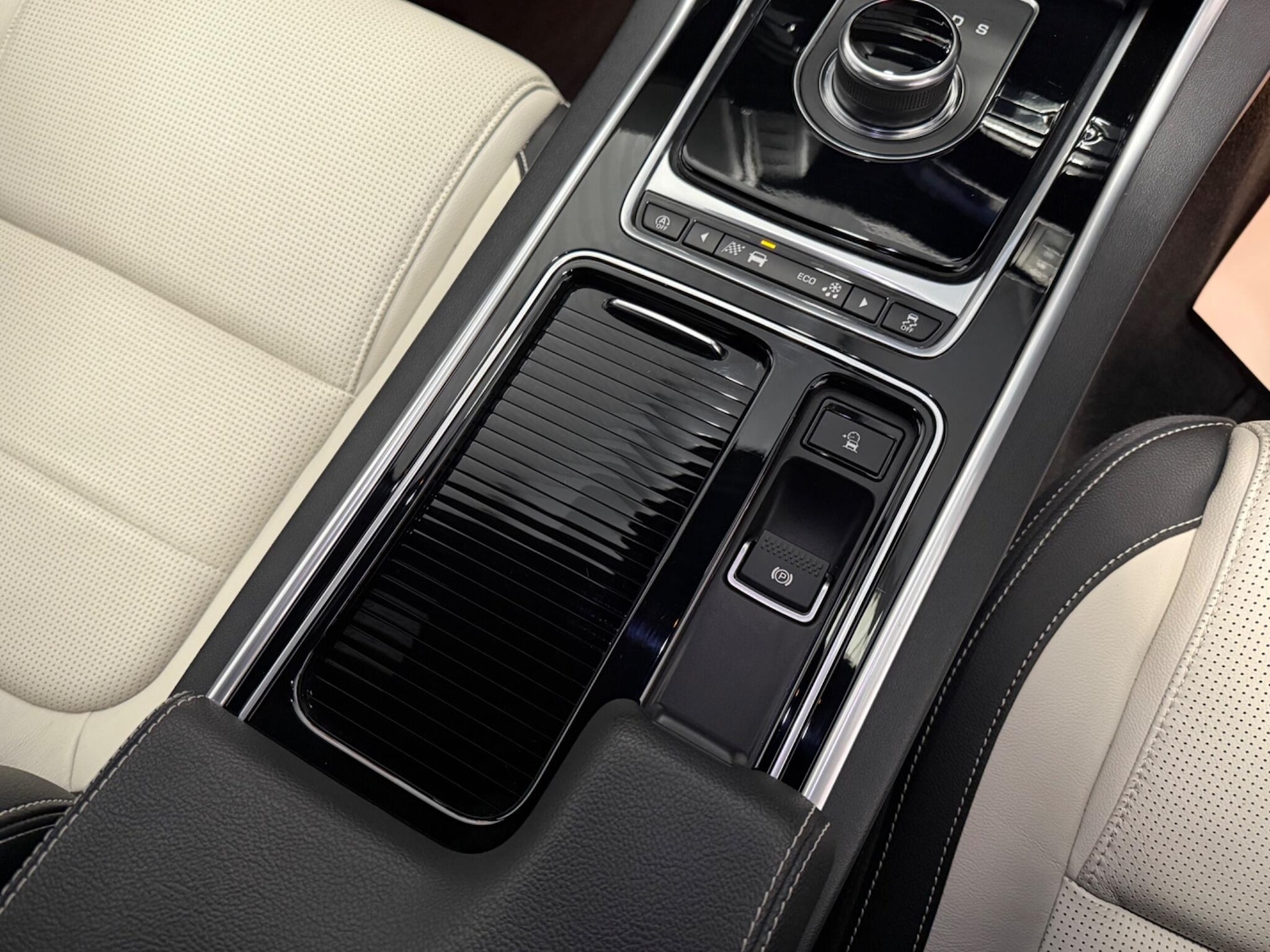 Used Jaguar XE 2018 for sale - 76772123: Photo 32