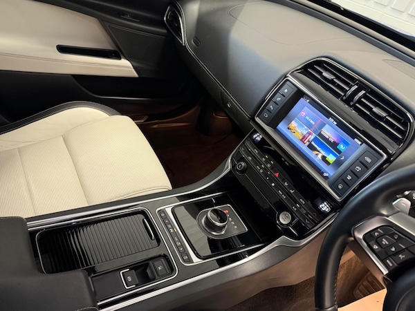 Used Jaguar XE 2018 for sale - 76269702: Photo 24