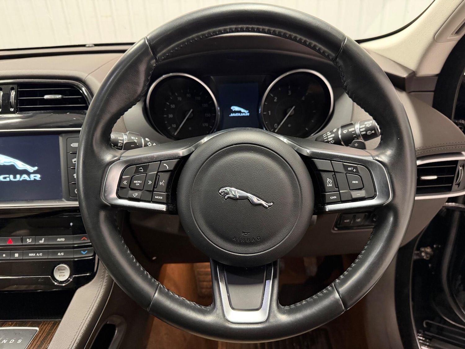 Used Jaguar F-Pace 2017 for sale - 77191758: Photo 19