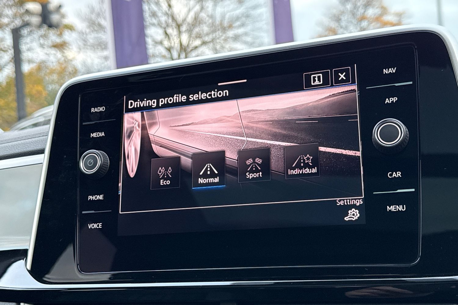 Used Volkswagen T-Roc 2023 for sale - 76469264: Photo 32