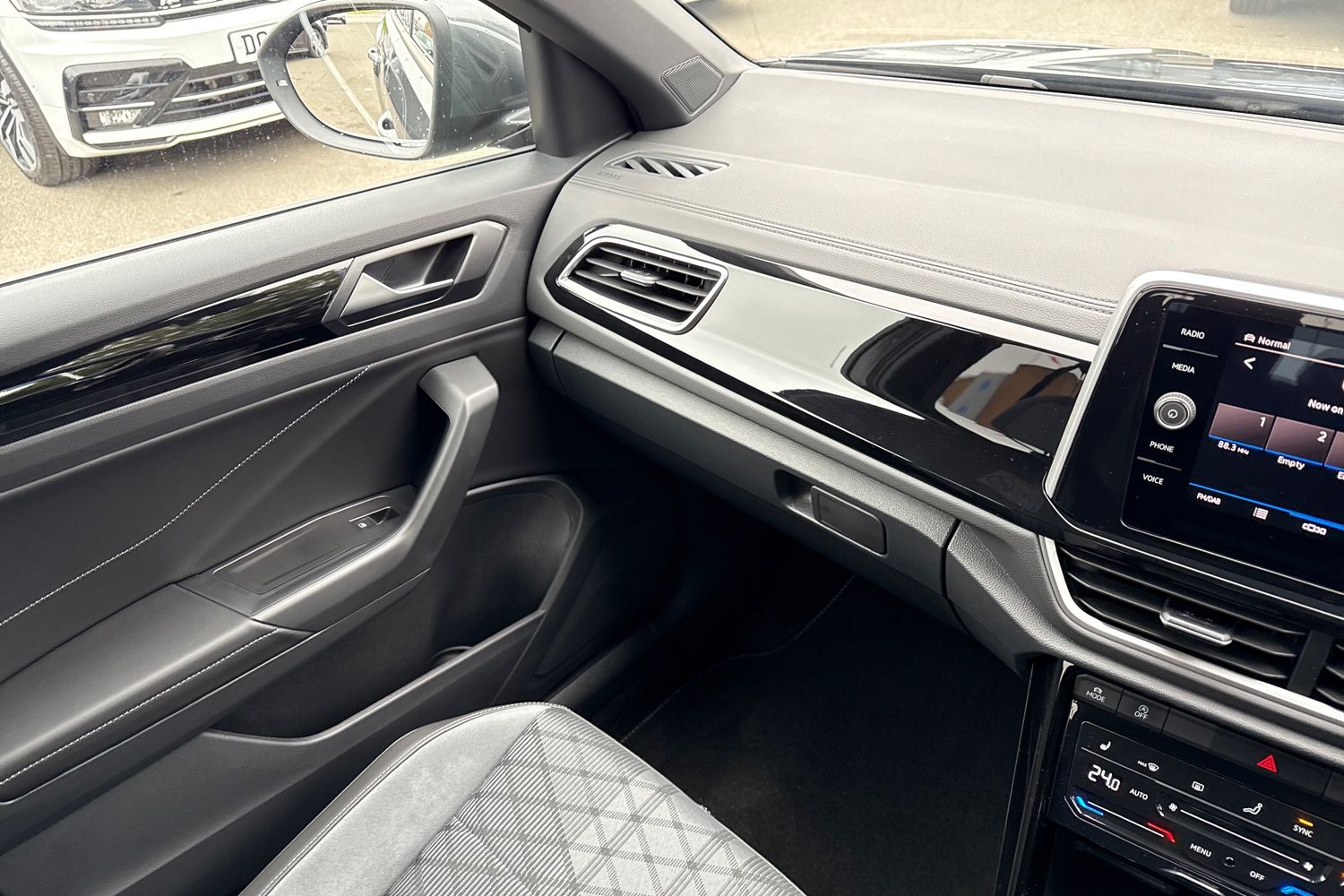 Used Volkswagen T-Roc 2025 for sale - 76298662: Photo 20