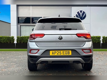 Used Volkswagen T-Roc 2025 for sale - 76876103: Photo