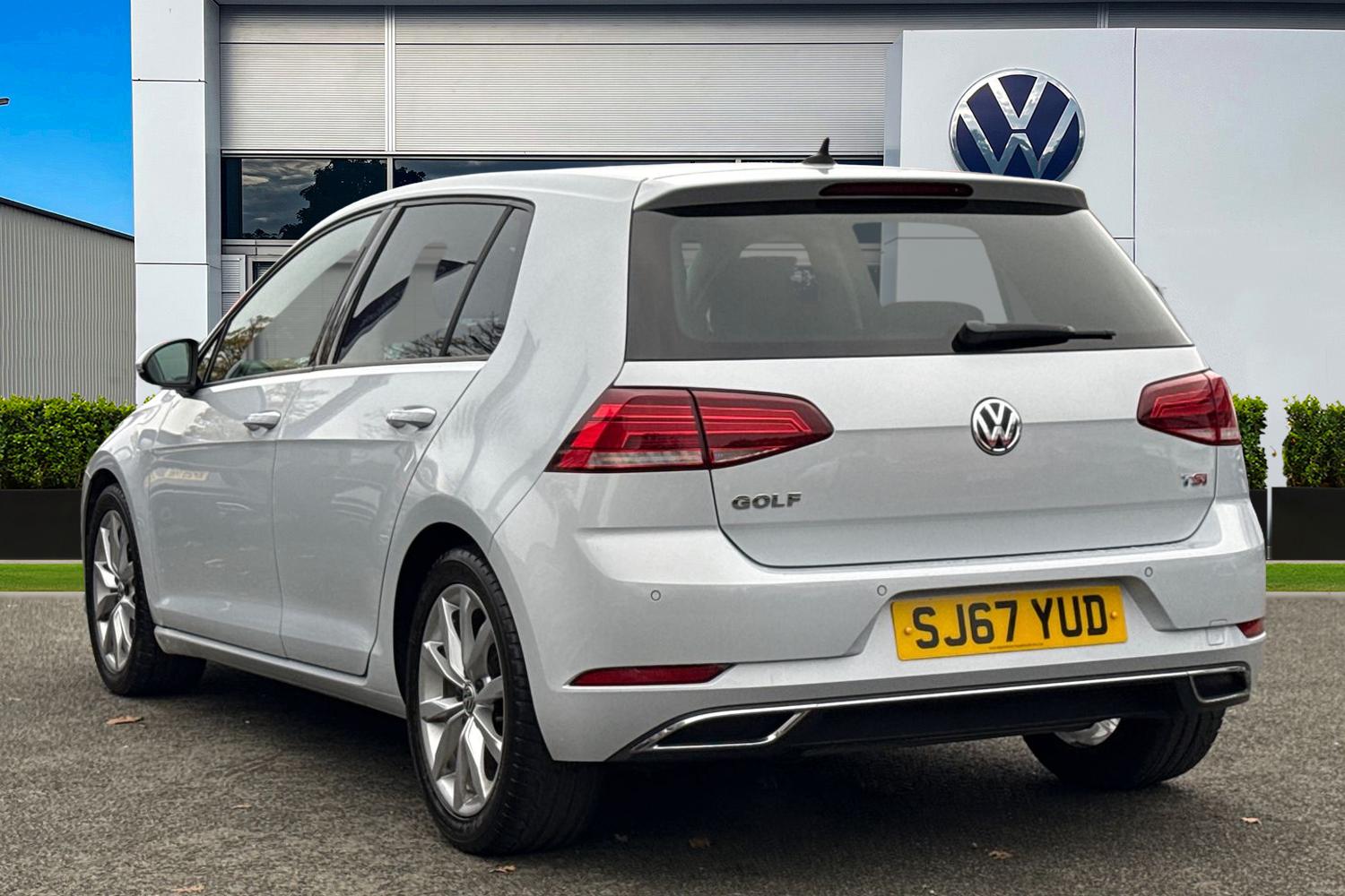 Used Volkswagen Golf 2017 for sale - 76502856: Photo 2