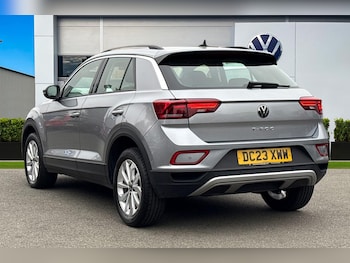 Used Volkswagen T-Roc 2023 for sale - 76274760: Photo 2