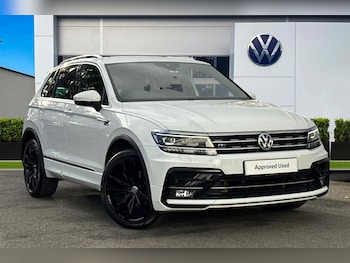 2017 - 2.0 TDi 150 R-Line 5dr | Heated Seats | Pan Roof