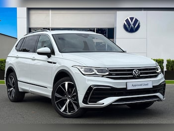 2025 - 2.0 TDI R-Line 5dr DSG | Heated Seats | Tow Bar | Rear Camera