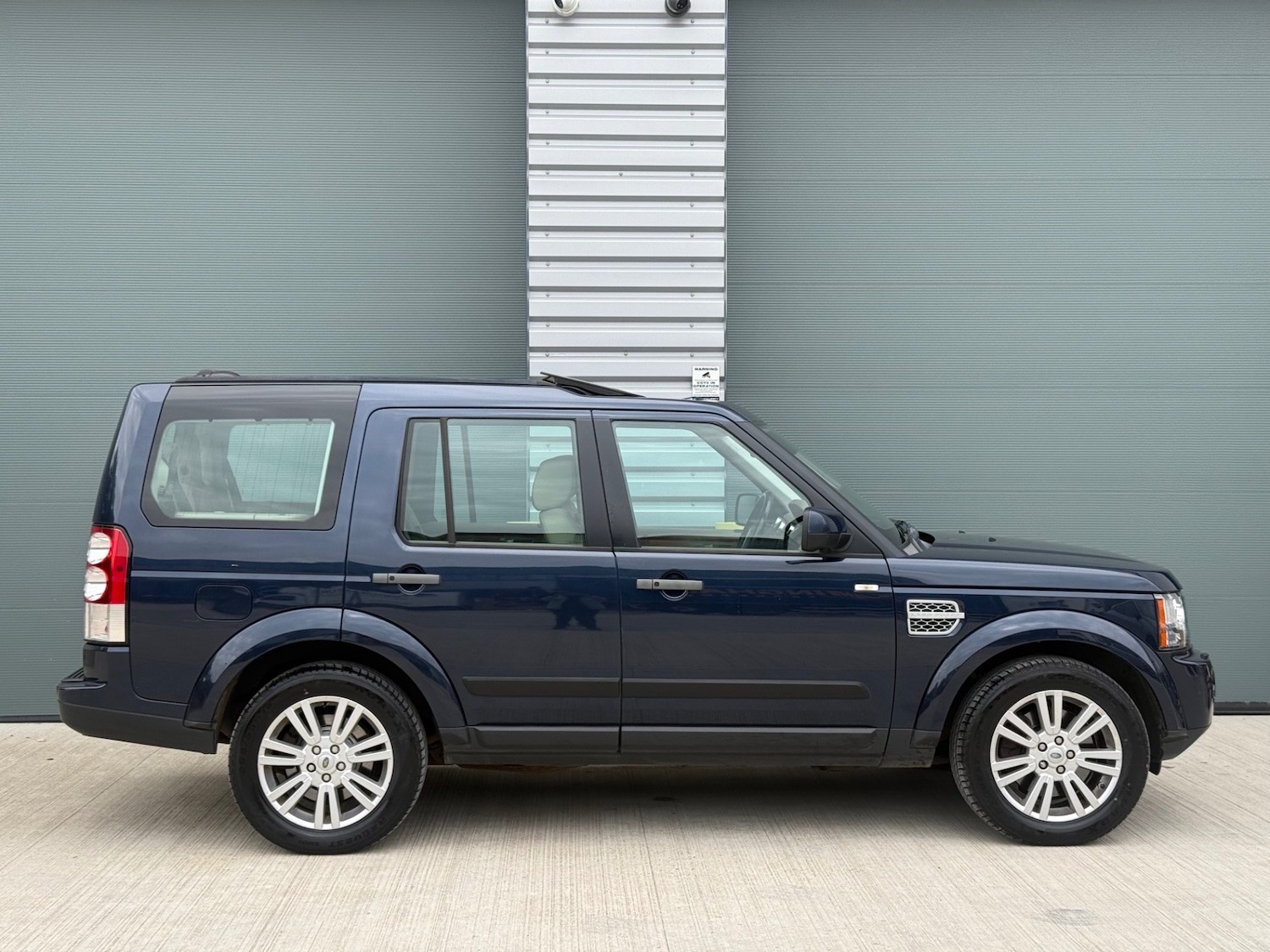 Used Land Rover Discovery 2010 for sale - 76135836: Photo 2