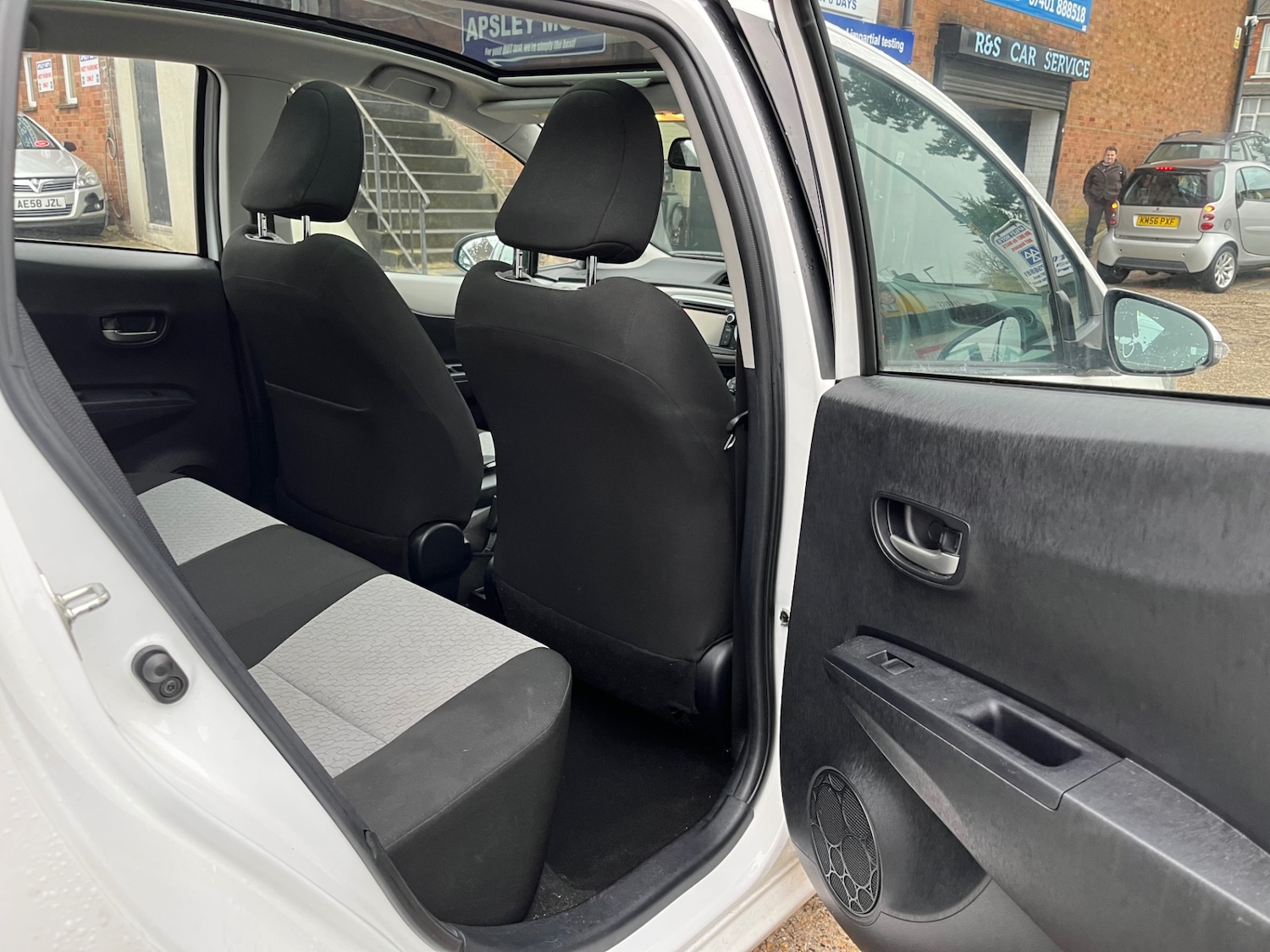 Used Toyota Yaris 2013 for sale - 76589741: Photo 13