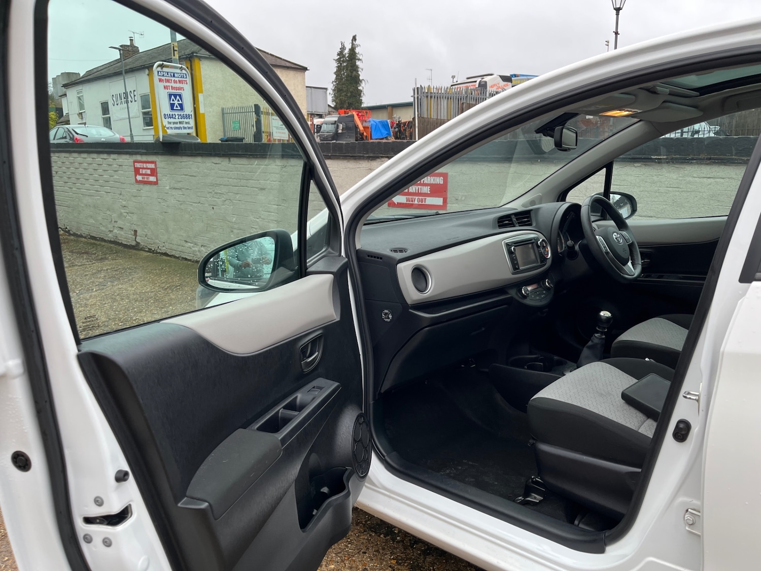 Used Toyota Yaris 2013 for sale - 76589741: Photo 19