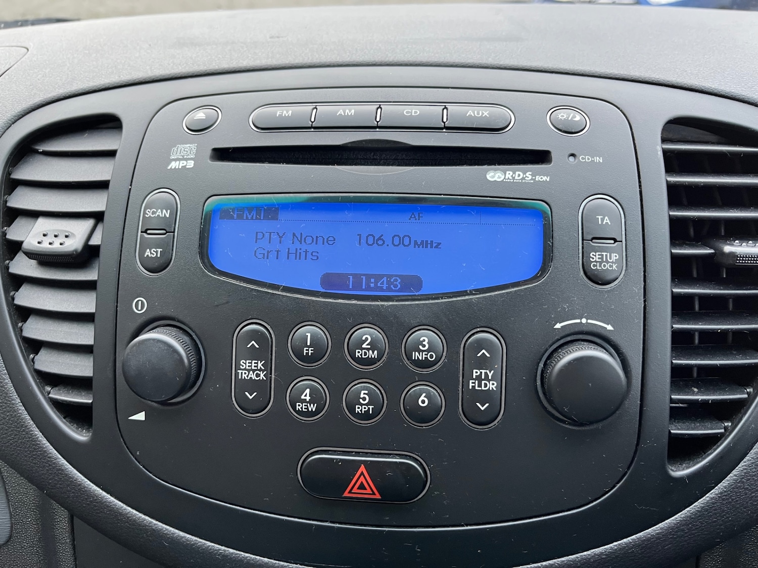 Used Hyundai i10 2011 for sale - 76588872: Photo 18