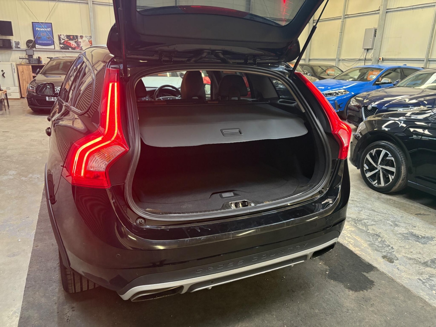 Used Volvo V60 2016 for sale - 78204077: Photo 36