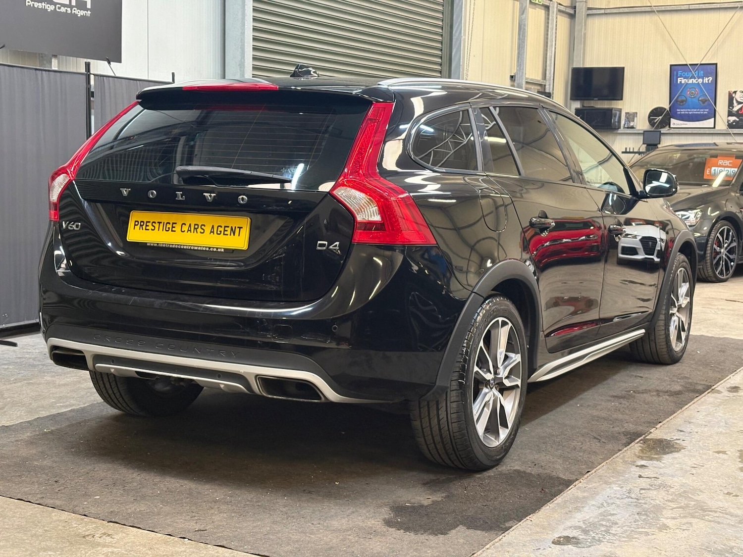Used Volvo V60 2016 for sale - 78204077: Photo 6