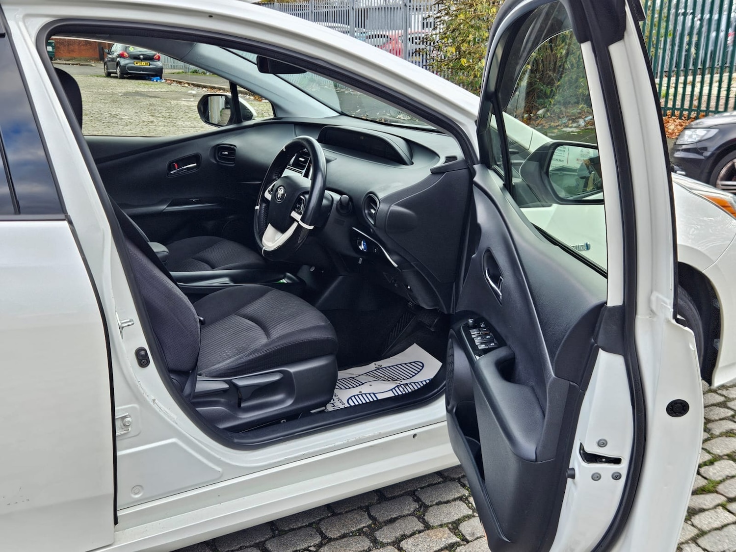 Used Toyota Prius 2017 for sale - 76651101: Photo 9