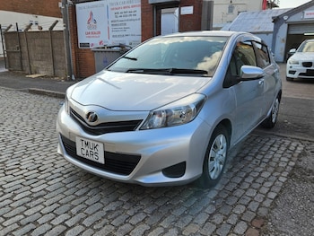 Used Toyota Yaris 2013 for sale - 79240330: Photo
