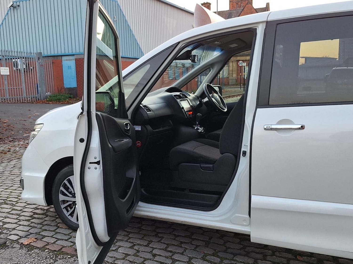 Used Nissan Serena 2014 for sale - 77094186: Photo 11