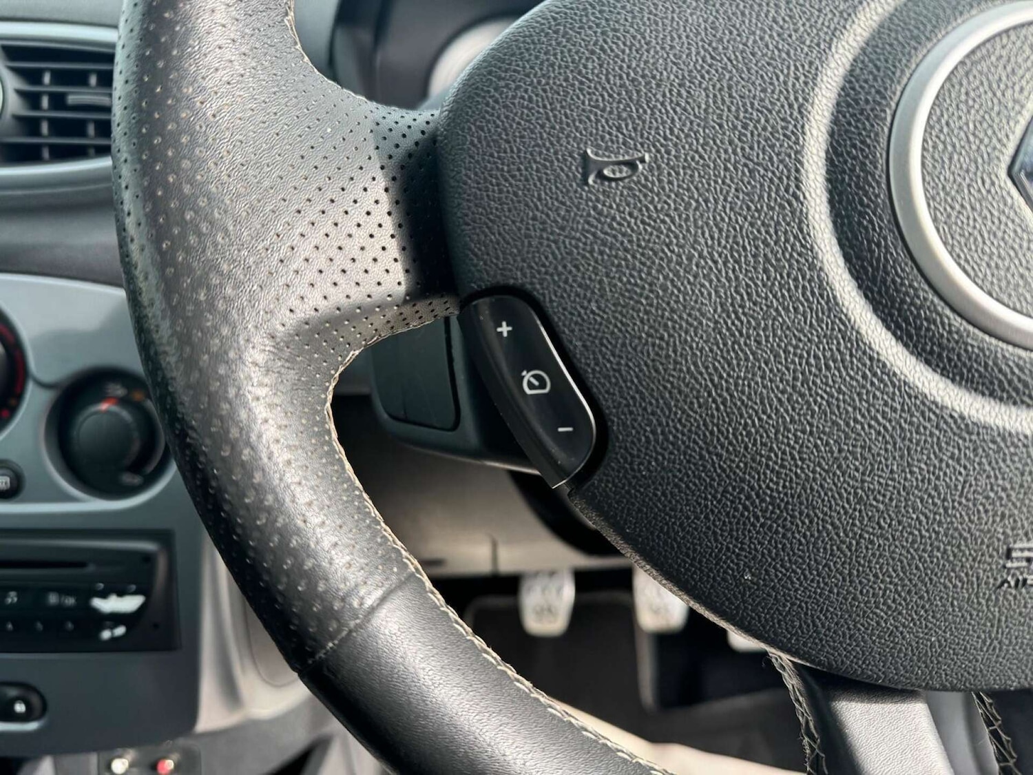 Used Renault Clio 2009 for sale - 76600745: Photo 31