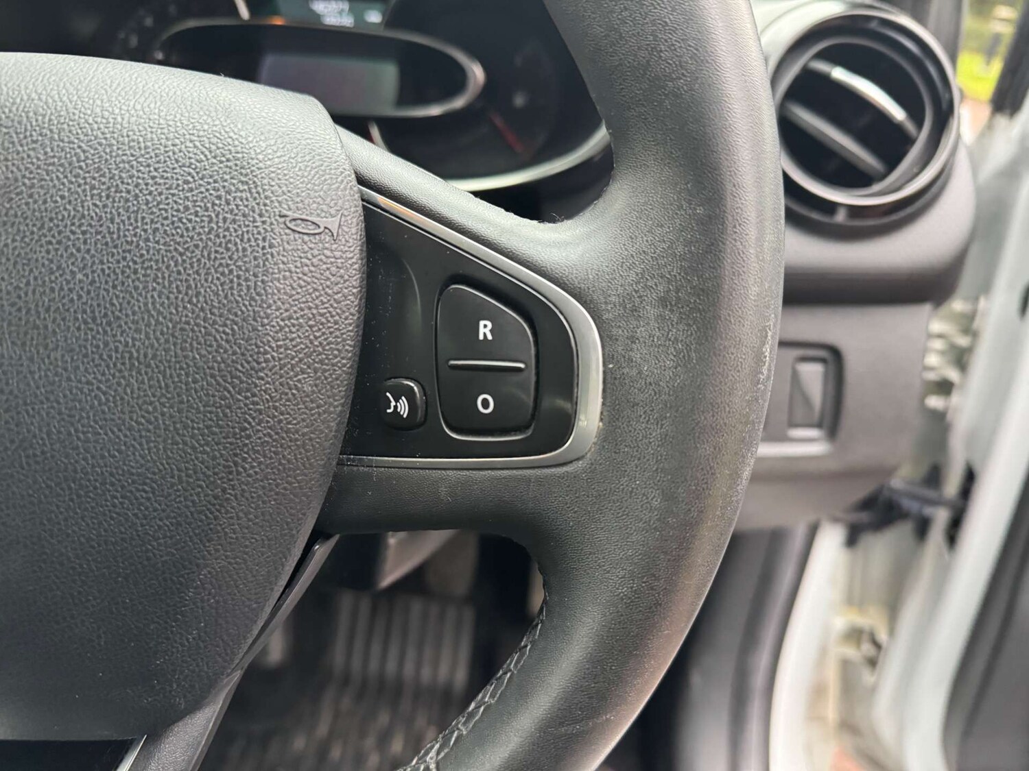 Used Renault Clio 2017 for sale - 76602101: Photo 19