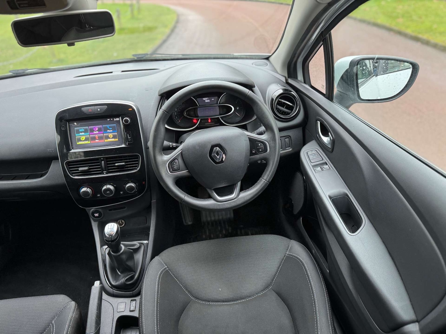 Used Renault Clio 2017 for sale - 76602101: Photo 30