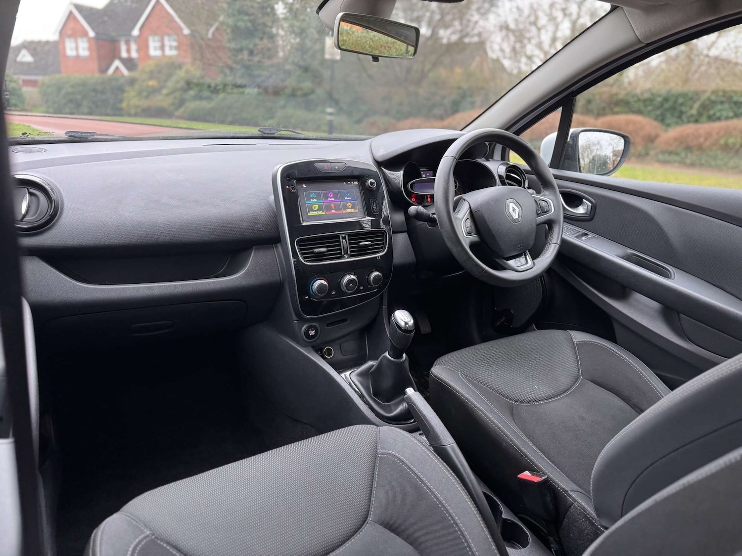 Used Renault Clio 2017 for sale - 76602101: Photo 32