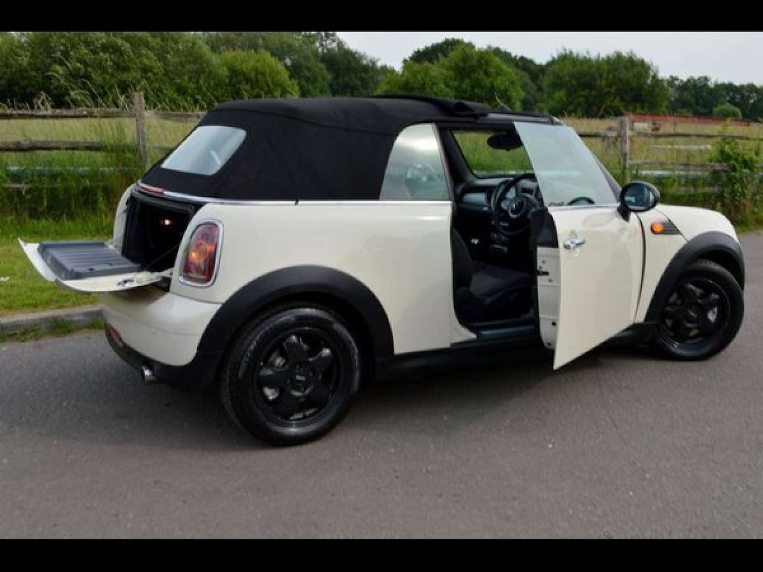Used MINI Convertible 2010 for sale - 78109880: Photo 4