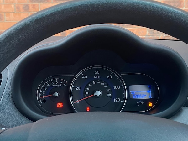 Used Hyundai i10 2011 for sale - 73095980: Photo 40