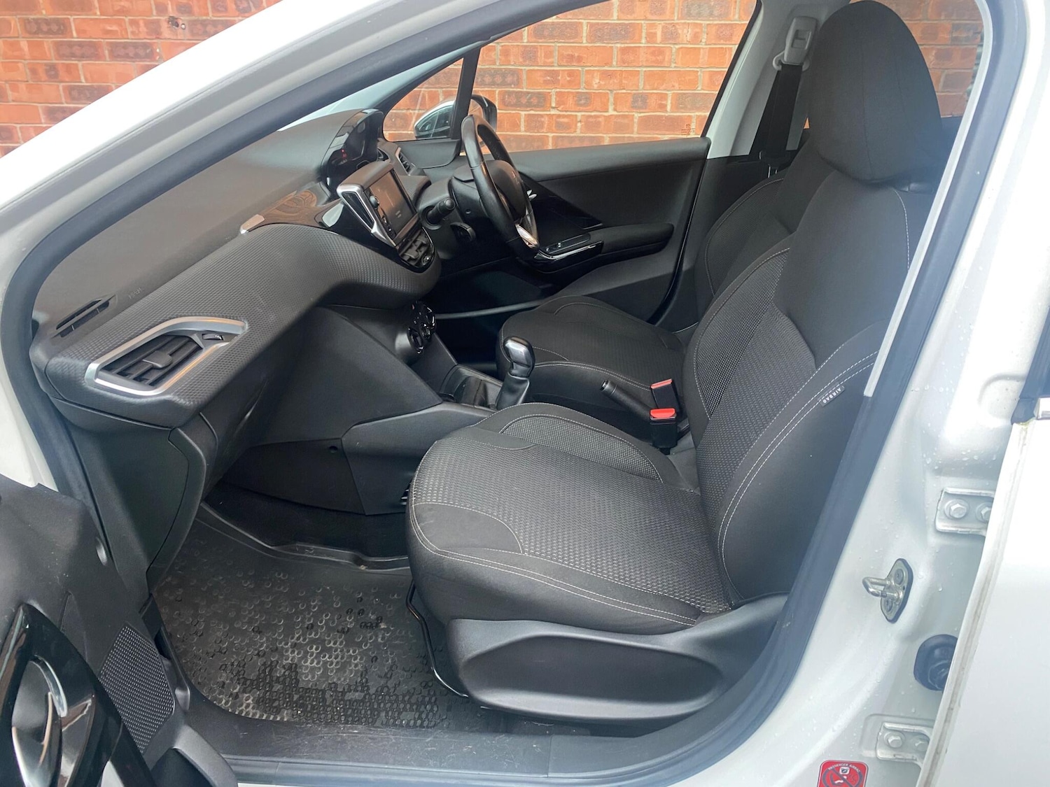 Used Peugeot 208 2017 for sale - 77386304: Photo 44