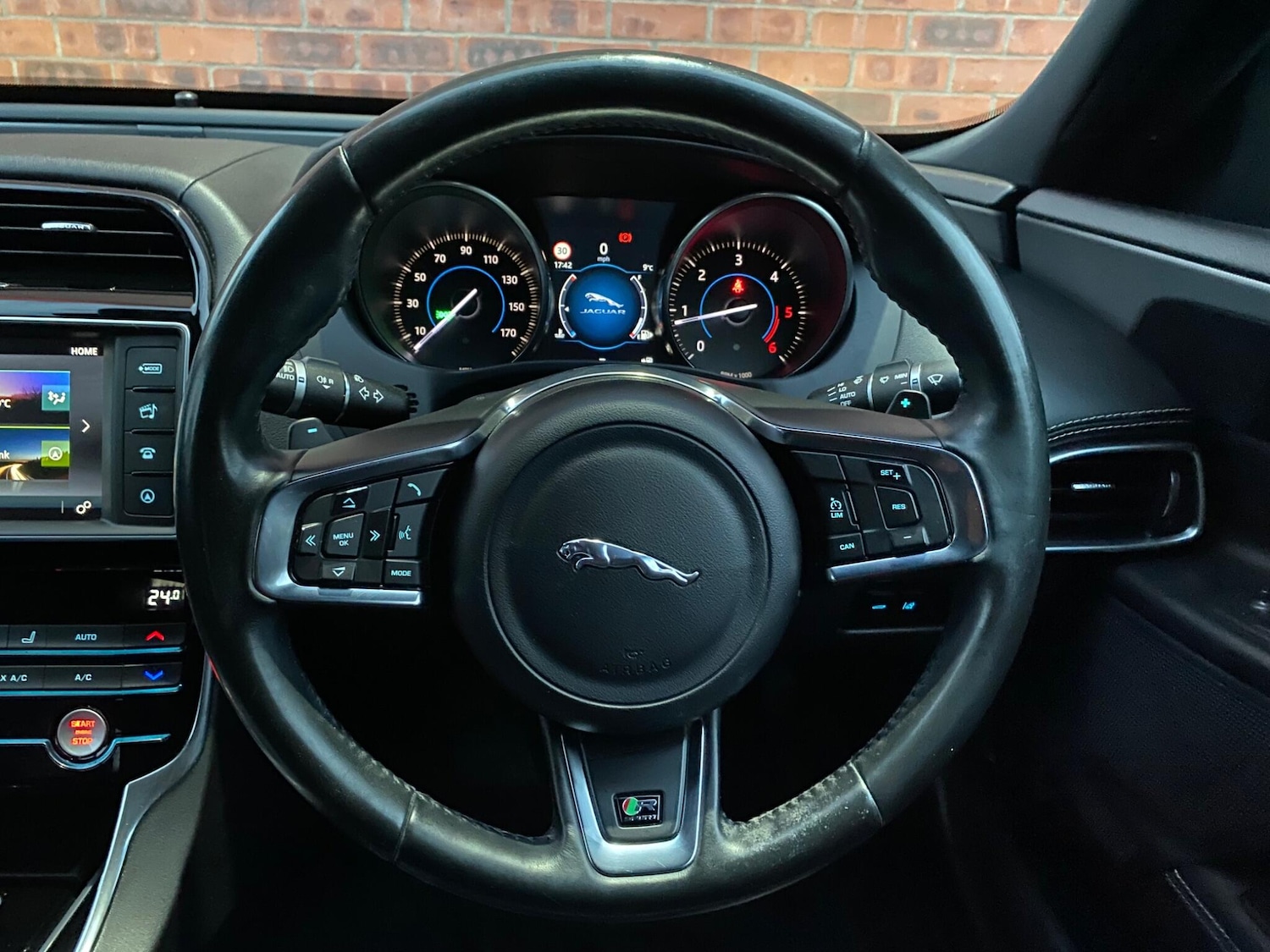 Used Jaguar XE 2016 for sale - 76398304: Photo 17