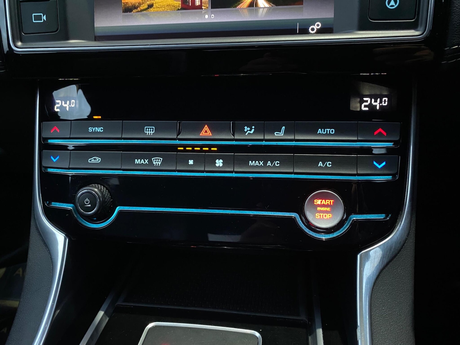 Used Jaguar XE 2016 for sale - 76398304: Photo 33