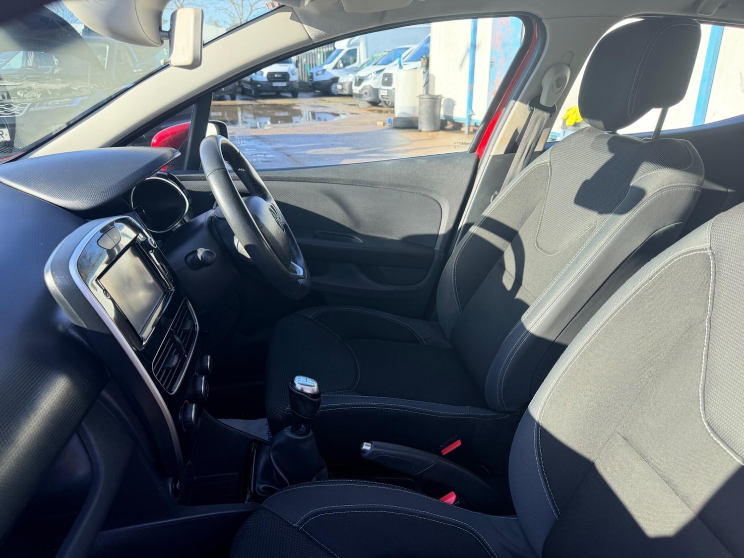 Used Renault Clio for sale - 77441333: Photo 40